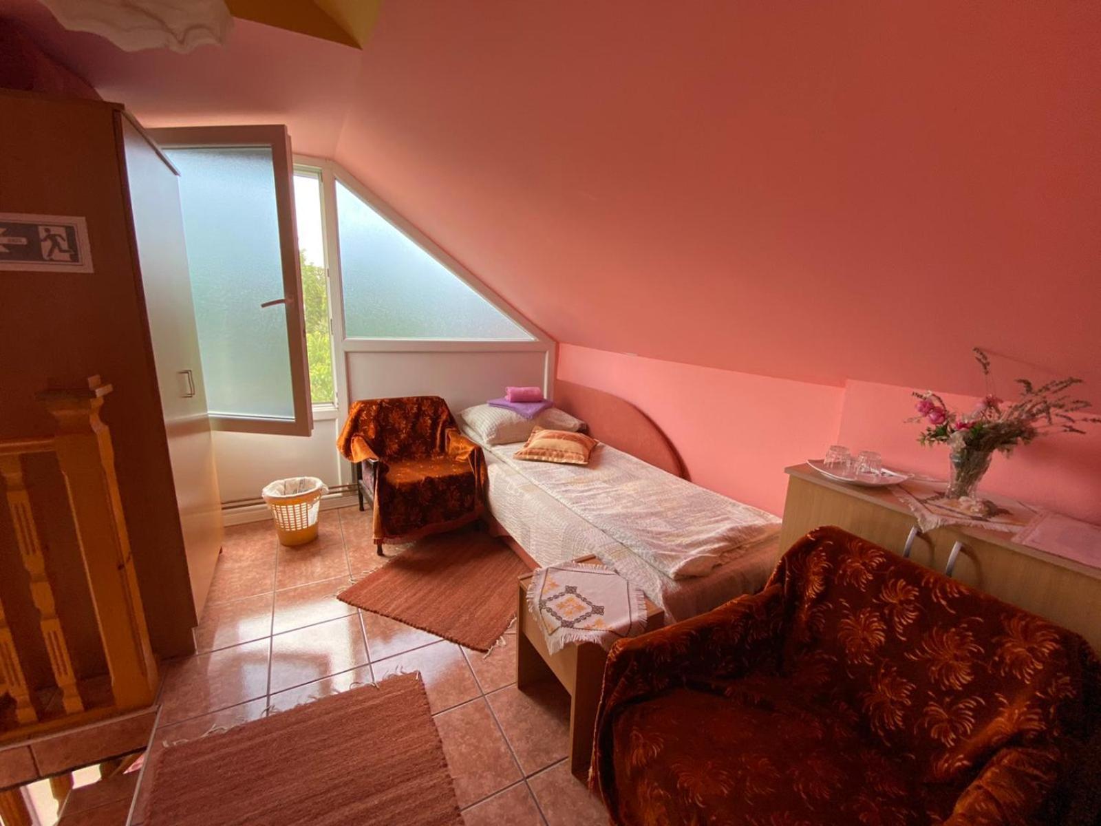 Skorenovac Sud ,,Antal I Olga,, B&B 객실 사진